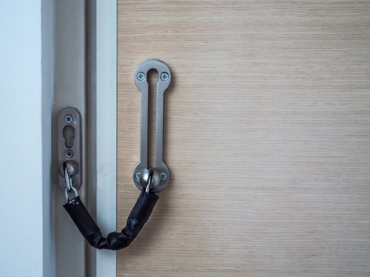 Open A Chain Lock From The Outside Using a Rubber Band