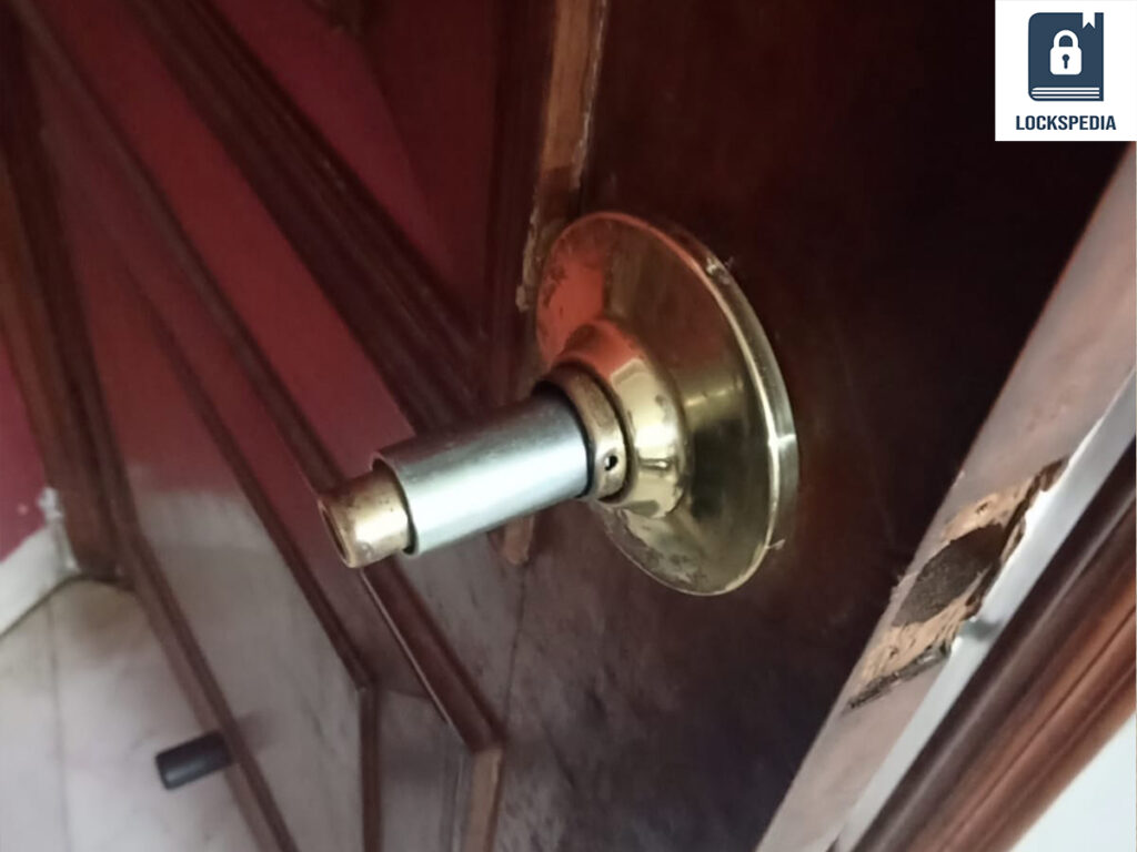 Install new doorknob