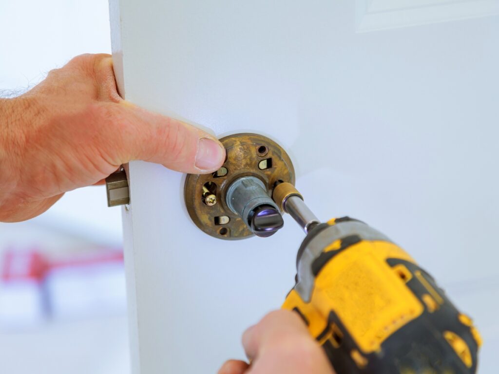 Ensure That The Screws In The Lock Are Installed Properly