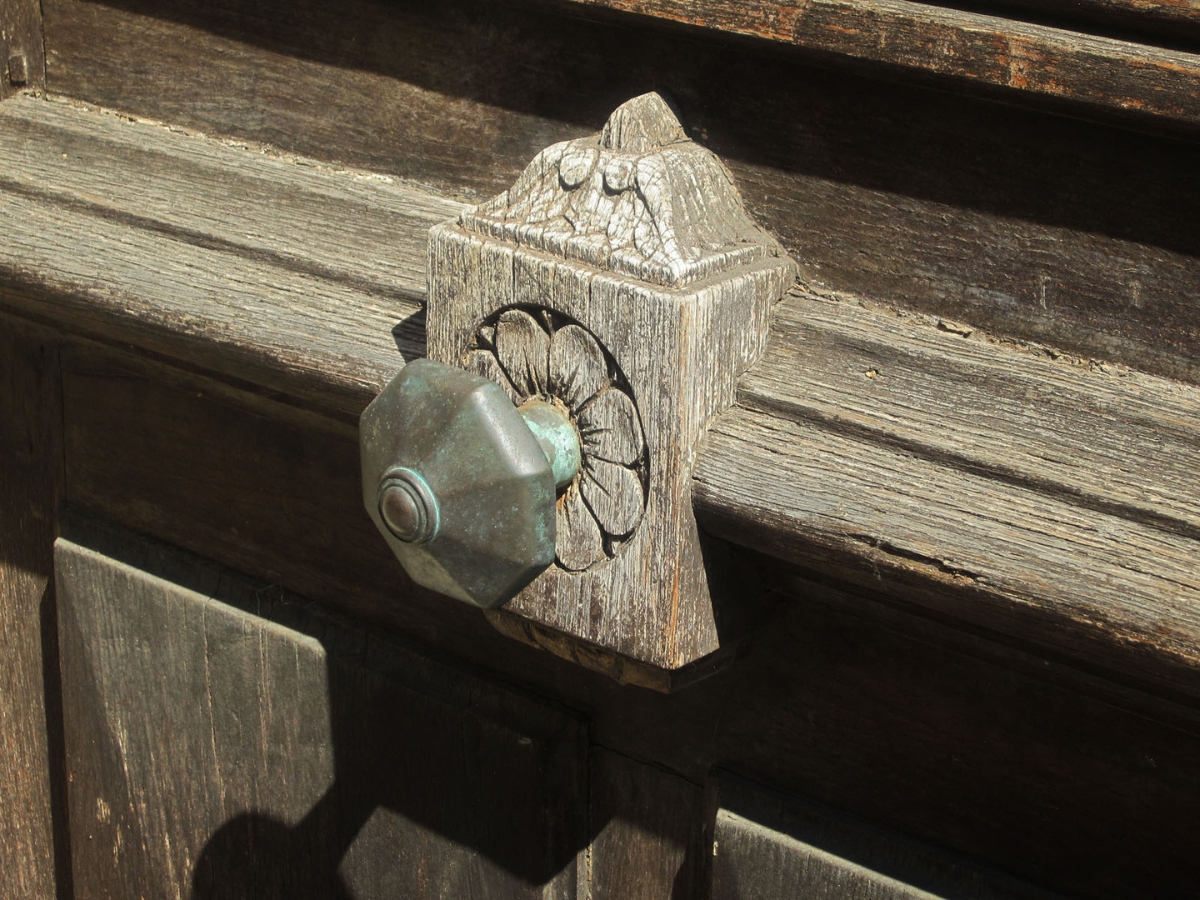 Irregular or custom-shaped knobs